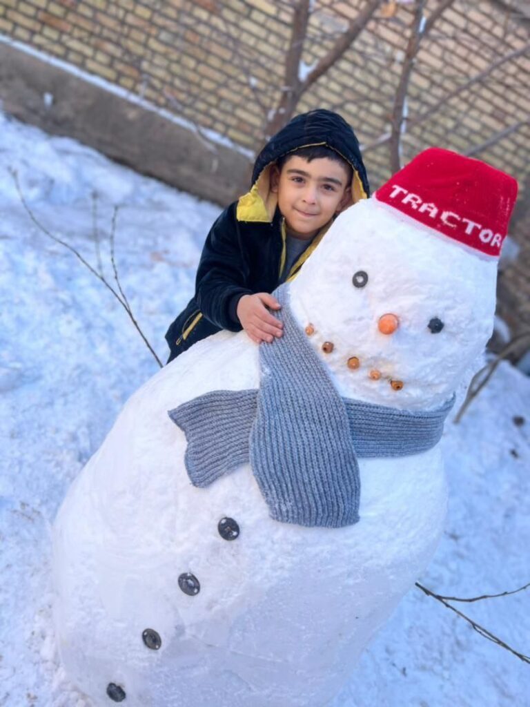 شهروندان تبریز به استقبال آدم برفی